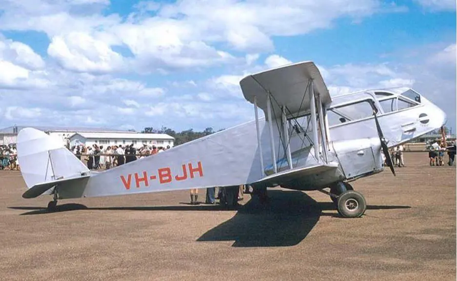A De Havilland DH84 Dragon Rapide, similar to VH-AOM, photographed at Archerfield 1957